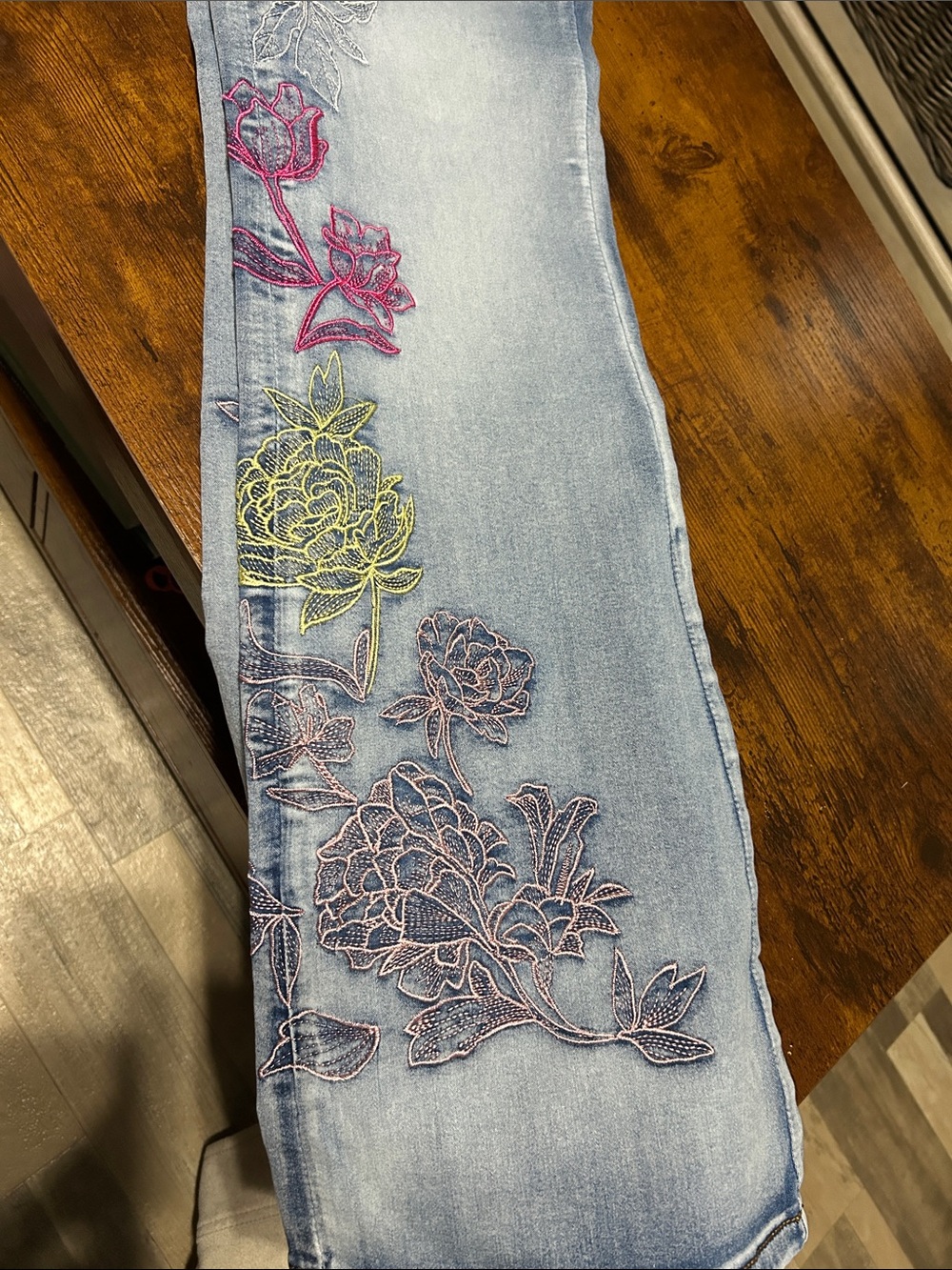 Washed Floral Embroidery Stretch Jeans - Picture 7 of 11